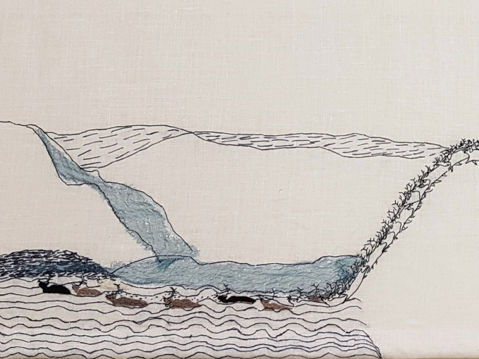 Detalj fra Britta Marakatt-Labbas Historja. Den fantastiske tekstilfrisen viser myter, historie og hverdagsliv. Foto: KORO/Cathrine Wang